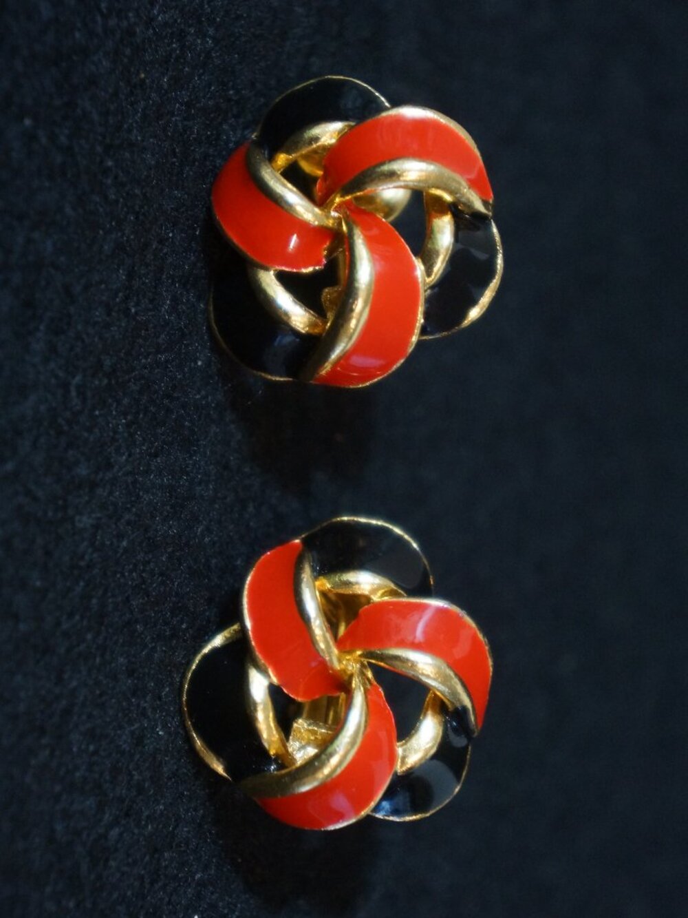 Vtg 1980s Red Black Enamel Love Knot Clip On Earrings Gold Tone Statement Retro